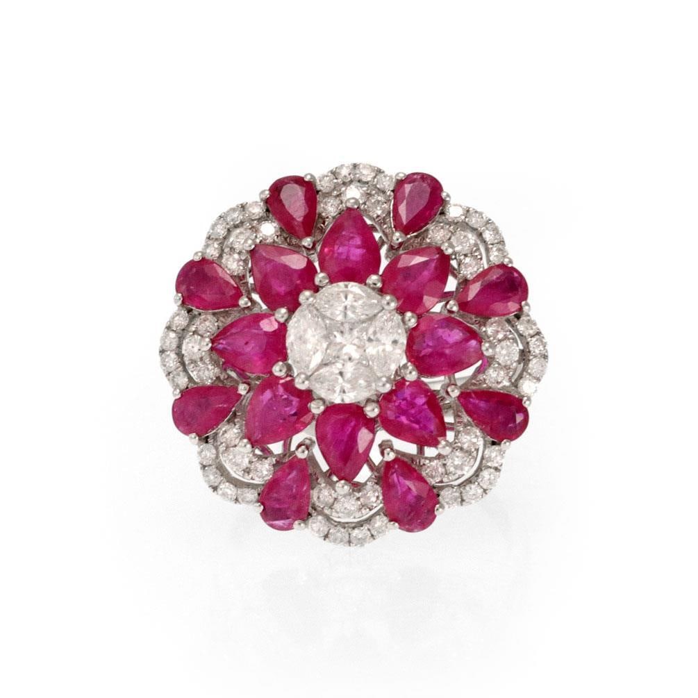 18k White Gold Diamond Ruby Floral Cocktail Ring 5.30 ct: 18k White Gold Diamond Ruby Floral Cocktail Ring 5.30 ct This exquisite cocktail ring is crafted from 18k white gold, showcasing a stunning round umbrella shape with a polished finish. The ring featur