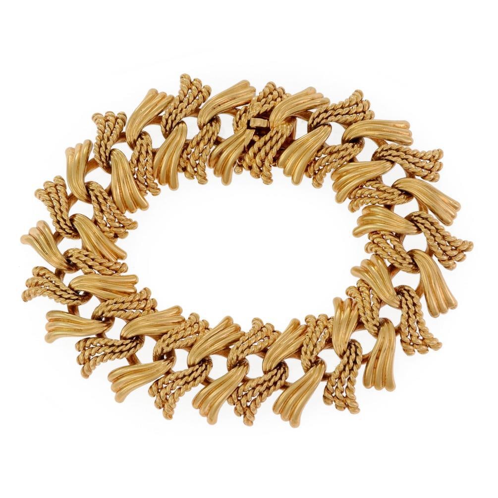 Vintage 18k Yellow Gold Double Leaf Link Bracelet France: Vintage 18k Yellow Gold Double Leaf Link Bracelet France This exquisite vintage bracelet features a stunning design crafted from 18k yellow gold, marked with the hallmark "18k France". The bracelet