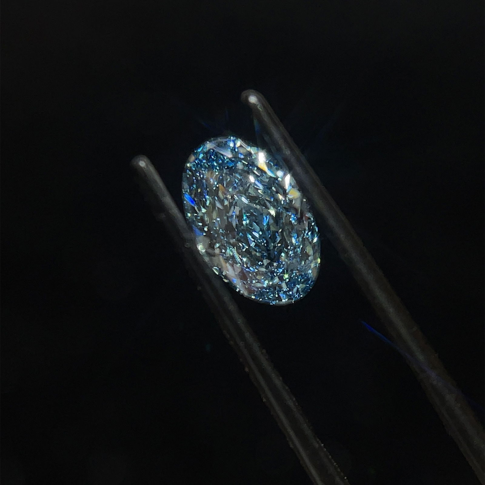Loose Diamond - OVAL 1.89ct Fancy Vivid Blue VS1: Loose Diamond - OVAL 1.89ct Fancy Vivid Blue VS1 Source: This is a real non-mined Diamond that has been grown in a lab Shape: OVAL Carats: 1.89 Color: Fancy Vivid Blue Certification: IGI Additional im