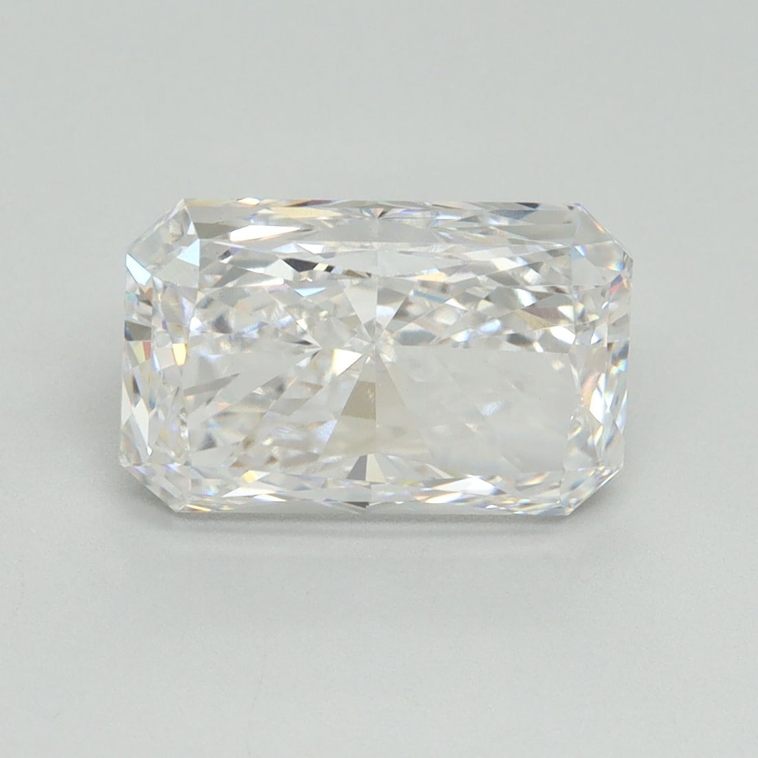 Loose Diamond - RADIANT 4.09ct D VS1: Loose Diamond - RADIANT 4.09ct D VS1 Source: This is a real non-mined Diamond that has been grown in a lab Shape: RADIANT Carats: 4.09 Color: D Clarity: VS1 Certification: IGI Video:
