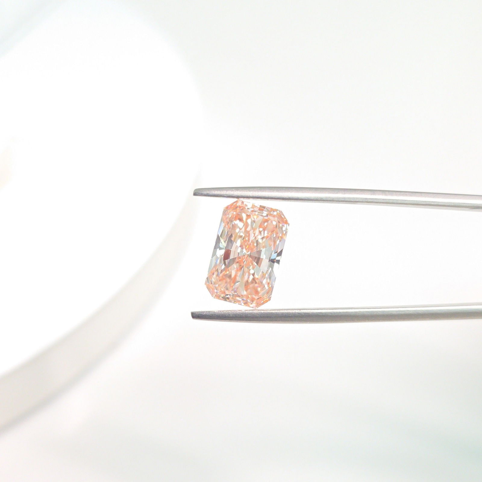 Loose Diamond - RADIANT 3.89ct Fancy Intense Pink VS1: Loose Diamond - RADIANT 3.89ct Fancy Intense Pink VS1 Source: This is a real non-mined Diamond that has been grown in a lab Shape: RADIANT Carats: 3.89 Color: Fancy Intense Pink Certification: IGI Vid