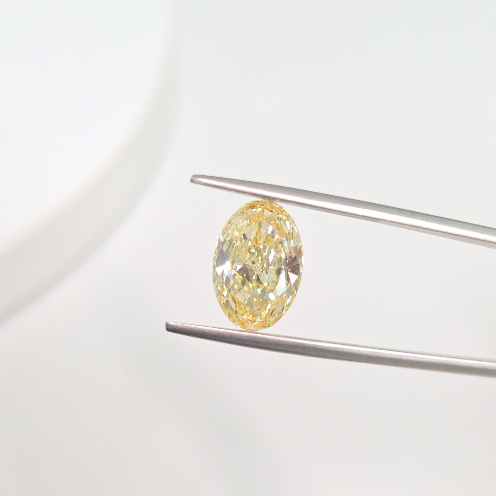 Loose Diamond - OVAL 3.91ct Fancy Intense Yellow VS1: Loose Diamond - OVAL 3.91ct Fancy Intense Yellow VS1 Source: This is a real non-mined Diamond that has been grown in a lab Shape: OVAL Carats: 3.91 Color: Fancy Intense Yellow Certification: IGI Video
