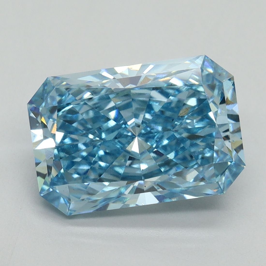 Loose Diamond - RADIANT 4.03ct Fancy Vivid Blue VS2: Loose Diamond - RADIANT 4.03ct Fancy Vivid Blue VS2 Source: This is a real non-mined Diamond that has been grown in a lab Shape: RADIANT Carats: 4.03 Color: Fancy Vivid Blue Certification: IGI Video: