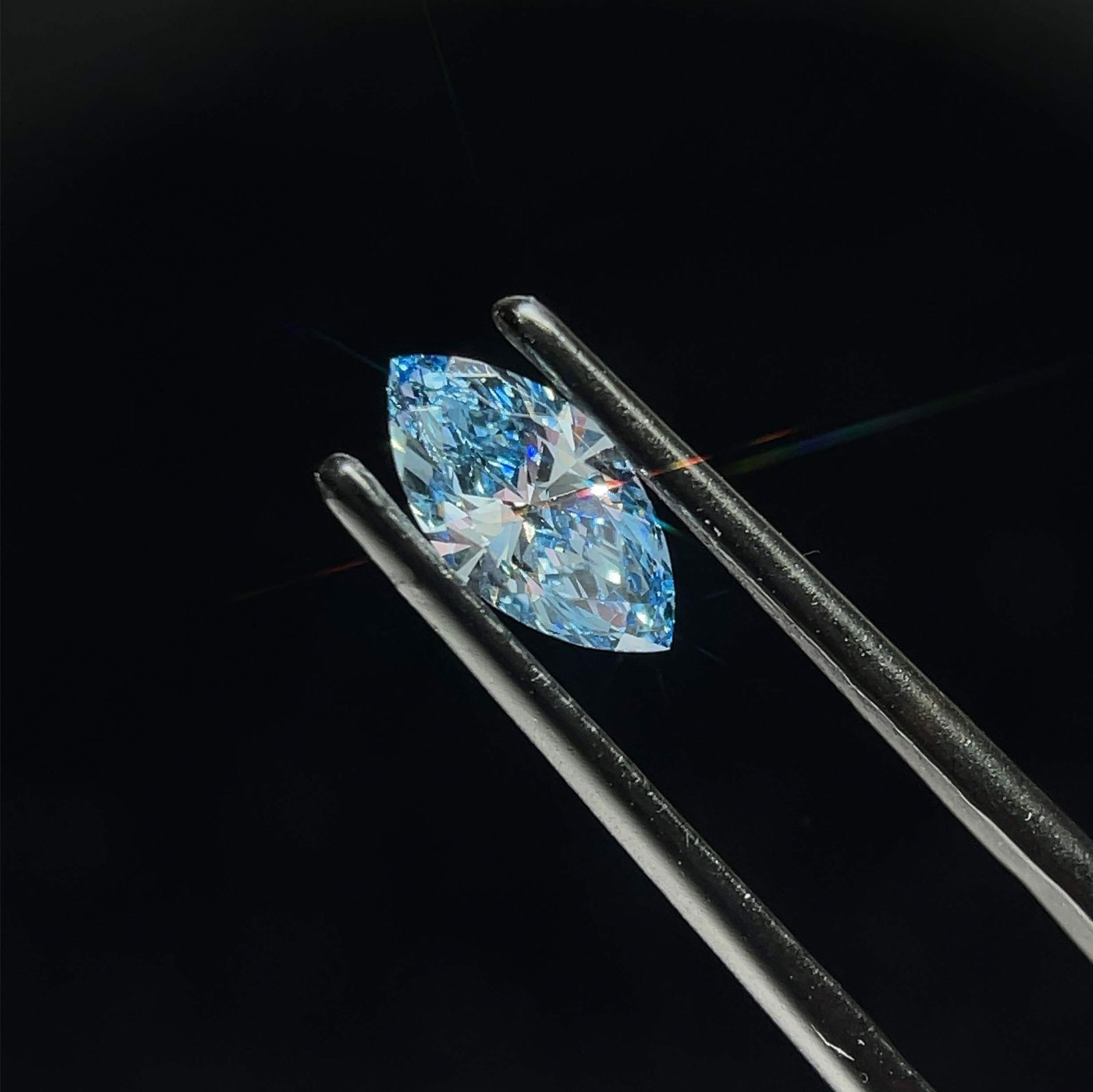 Loose Diamond - MARQUISE 0.71ct Fancy Vivid Blue VS2: Loose Diamond - MARQUISE 0.71ct Fancy Vivid Blue VS2 Source: This is a real non-mined Diamond that has been grown in a lab Shape: MARQUISE Carats: 0.71 Color: Fancy Vivid Blue Certification: IGI Video