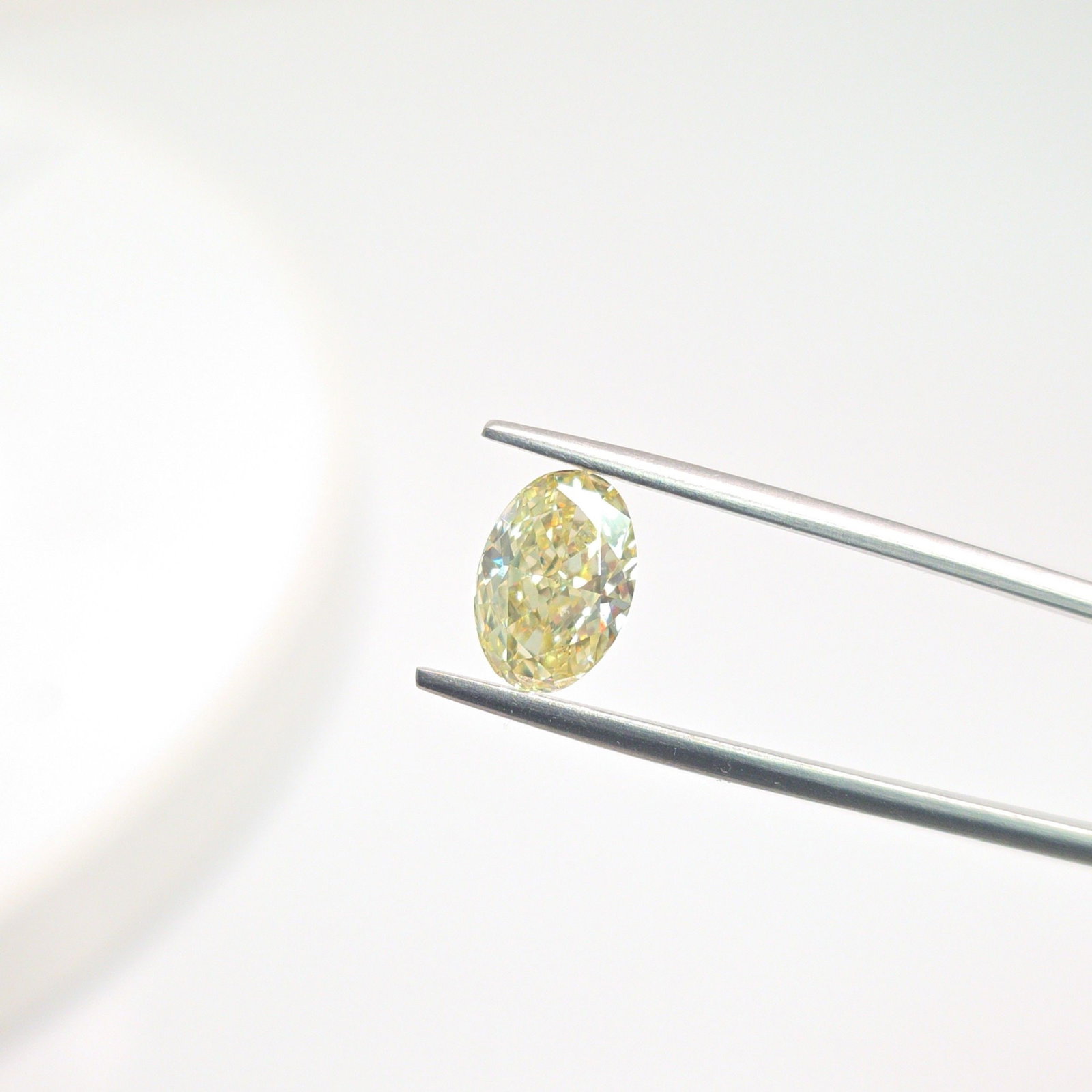Loose Diamond - OVAL 2.06ct Fancy Intense Yellow VS2: Loose Diamond - OVAL 2.06ct Fancy Intense Yellow VS2 Source: This is a real non-mined Diamond that has been grown in a lab Shape: OVAL Carats: 2.06 Color: Fancy Intense Yellow Certification: IGI Video