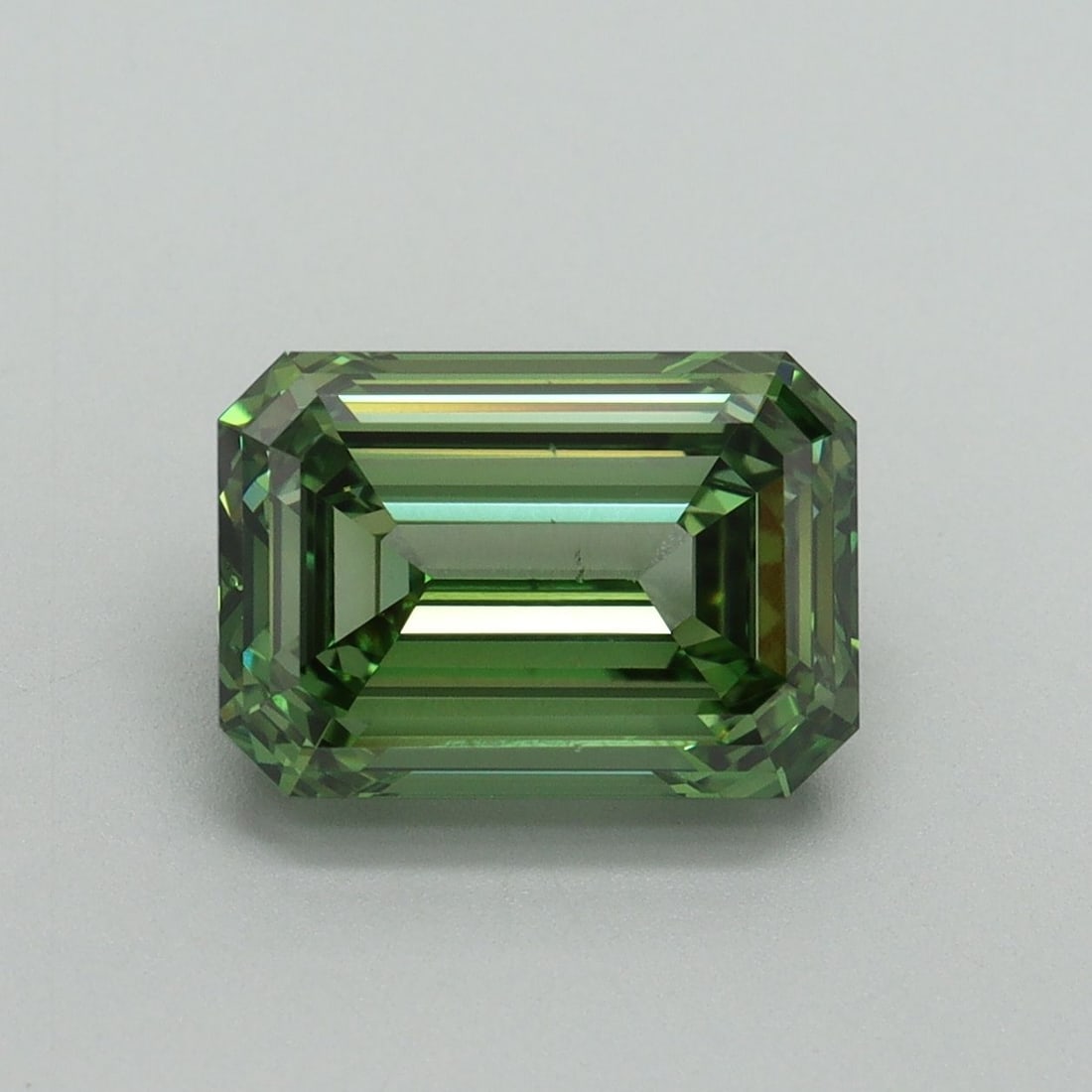 Loose Diamond - EMERALD 3.04ct Fancy Vivid Green VS2: Loose Diamond - EMERALD 3.04ct Fancy Vivid Green VS2 Source: This is a real non-mined Diamond that has been grown in a lab Shape: EMERALD Carats: 3.04 Color: Fancy Vivid Green Certification: IGI Video