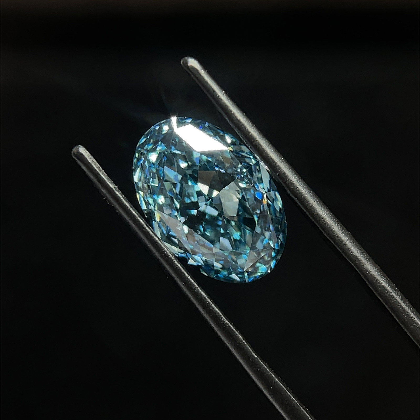 Loose Diamond - OVAL 5.02ct Blue VS2: Loose Diamond - OVAL 5.02ct Blue VS2 Source: This is a real non-mined Diamond that has been grown in a lab Shape: OVAL Carats: 5.02 Color: Blue Certification: NONE Additional images available upon req