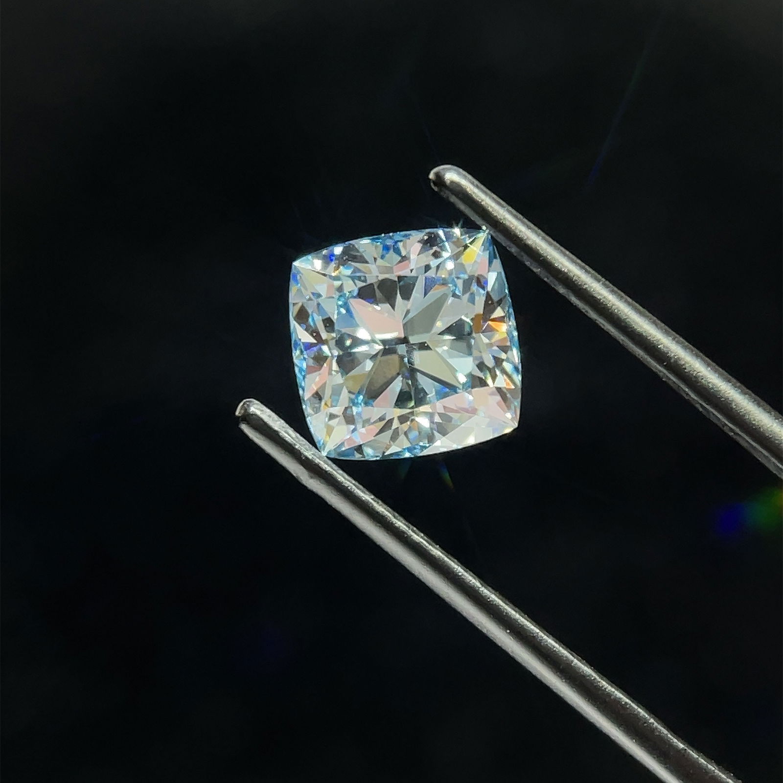 Loose Diamond - CUSHION BRILLIANT 2.51ct Blue VS2: Loose Diamond - CUSHION BRILLIANT 2.51ct Blue VS2 Source: This is a real non-mined Diamond that has been grown in a lab Shape: CUSHION BRILLIANT Carats: 2.51 Color: Blue Certification: NONE Additional
