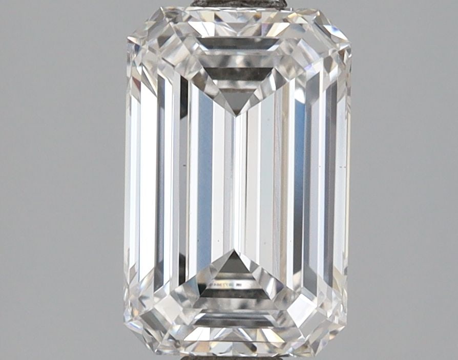 Loose Diamond - EMERALD 4.06ct D VS1: Loose Diamond - EMERALD 4.06ct D VS1 Source: This is a real non-mined Diamond that has been grown in a lab Shape: EMERALD Carats: 4.06 Color: D Clarity: VS1 Certification: IGI Video: