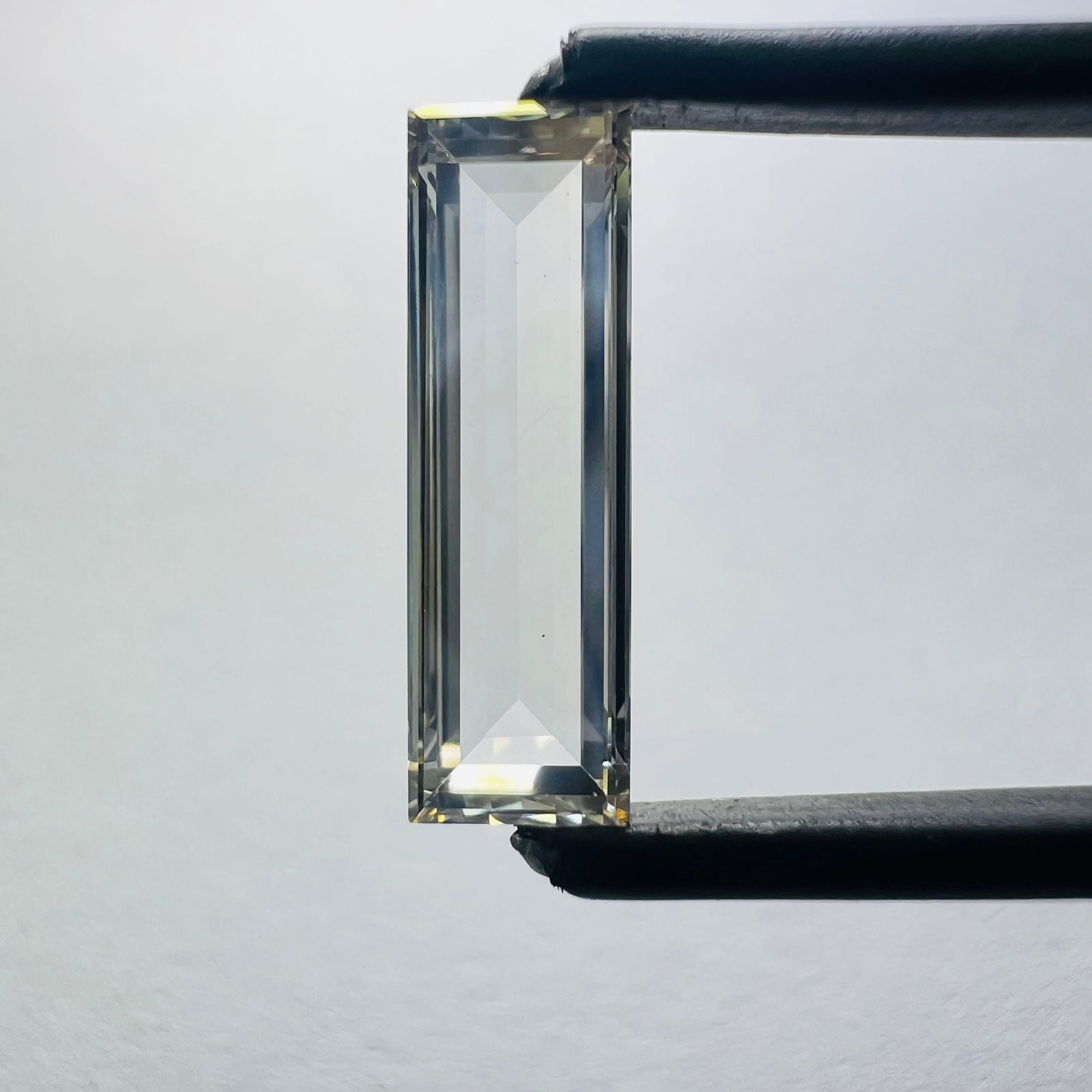 Loose Diamond - BAGUETTE 1.64ct Brown VS1: Loose Diamond - BAGUETTE 1.64ct Brown VS1 Source: This is a real non-mined Diamond that has been grown in a lab Shape: BAGUETTE Carats: 1.64 Color: Brown Certification: NONE Additional images availabl