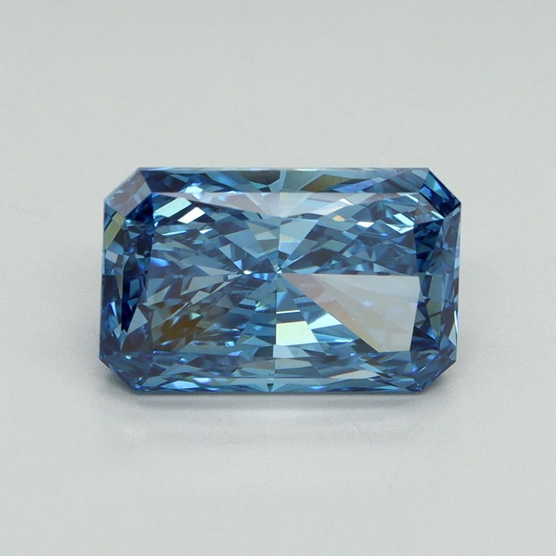 Loose Diamond - RADIANT 3.18ct Fancy Vivid Blue VS1: Loose Diamond - RADIANT 3.18ct Fancy Vivid Blue VS1 Source: This is a real non-mined Diamond that has been grown in a lab Shape: RADIANT Carats: 3.18 Color: Fancy Vivid Blue Certification: IGI Video: