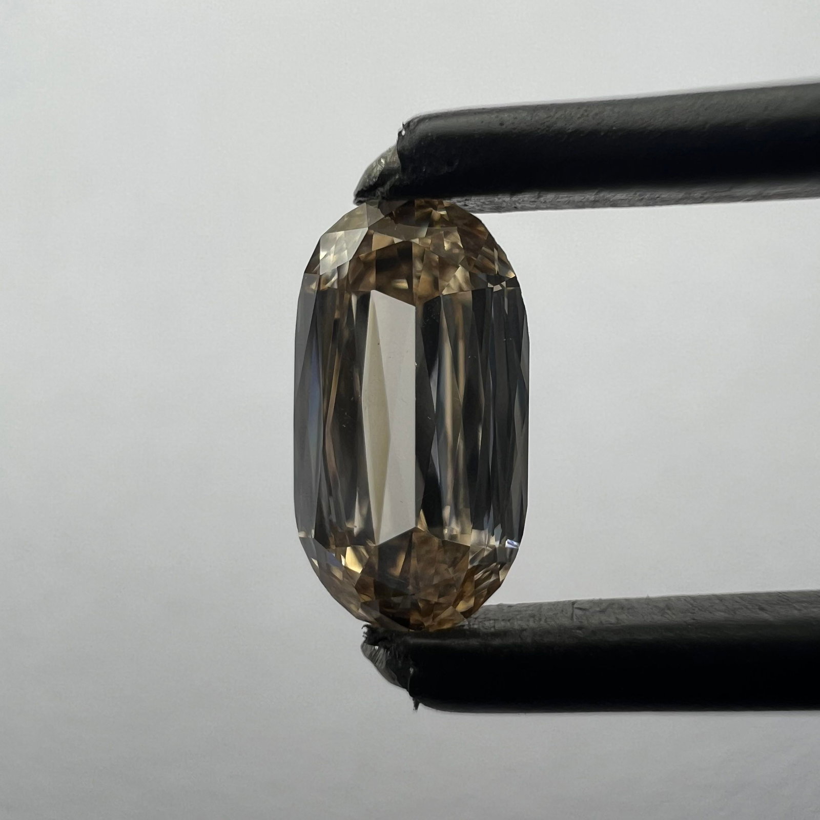 Loose Diamond - CUSHION BRILLIANT 0.58ct Orange VVS2: Loose Diamond - CUSHION BRILLIANT 0.58ct Orange VVS2 Source: This is a real non-mined Diamond that has been grown in a lab Shape: CUSHION BRILLIANT Carats: 0.58 Color: Orange Certification: NONE Addit