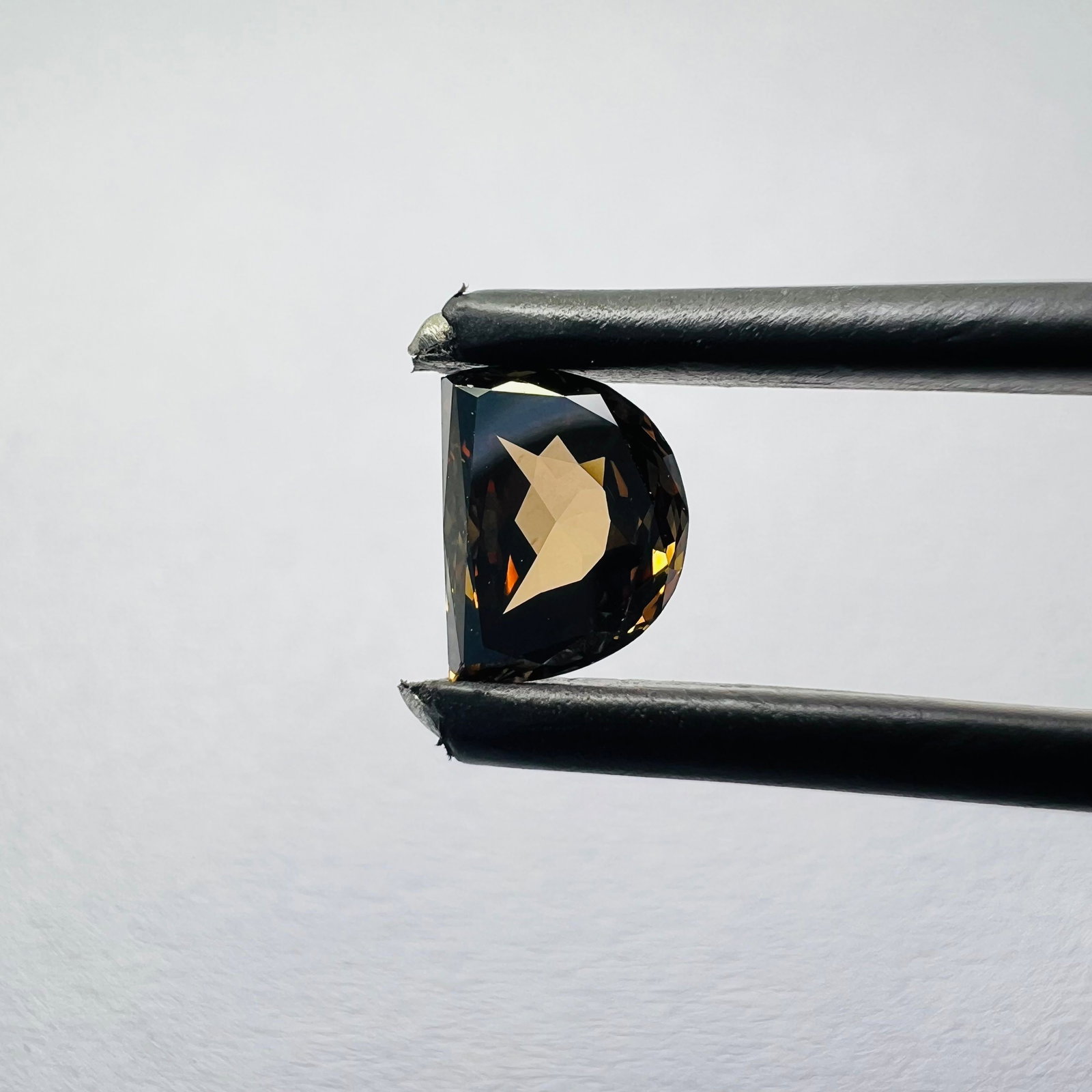 Loose Diamond - HALF MOON 0.57ct Brown VS1: Loose Diamond - HALF MOON 0.57ct Brown VS1 Source: This is a real non-mined Diamond that has been grown in a lab Shape: HALF MOON Carats: 0.57 Color: Brown Certification: NONE Additional images availa