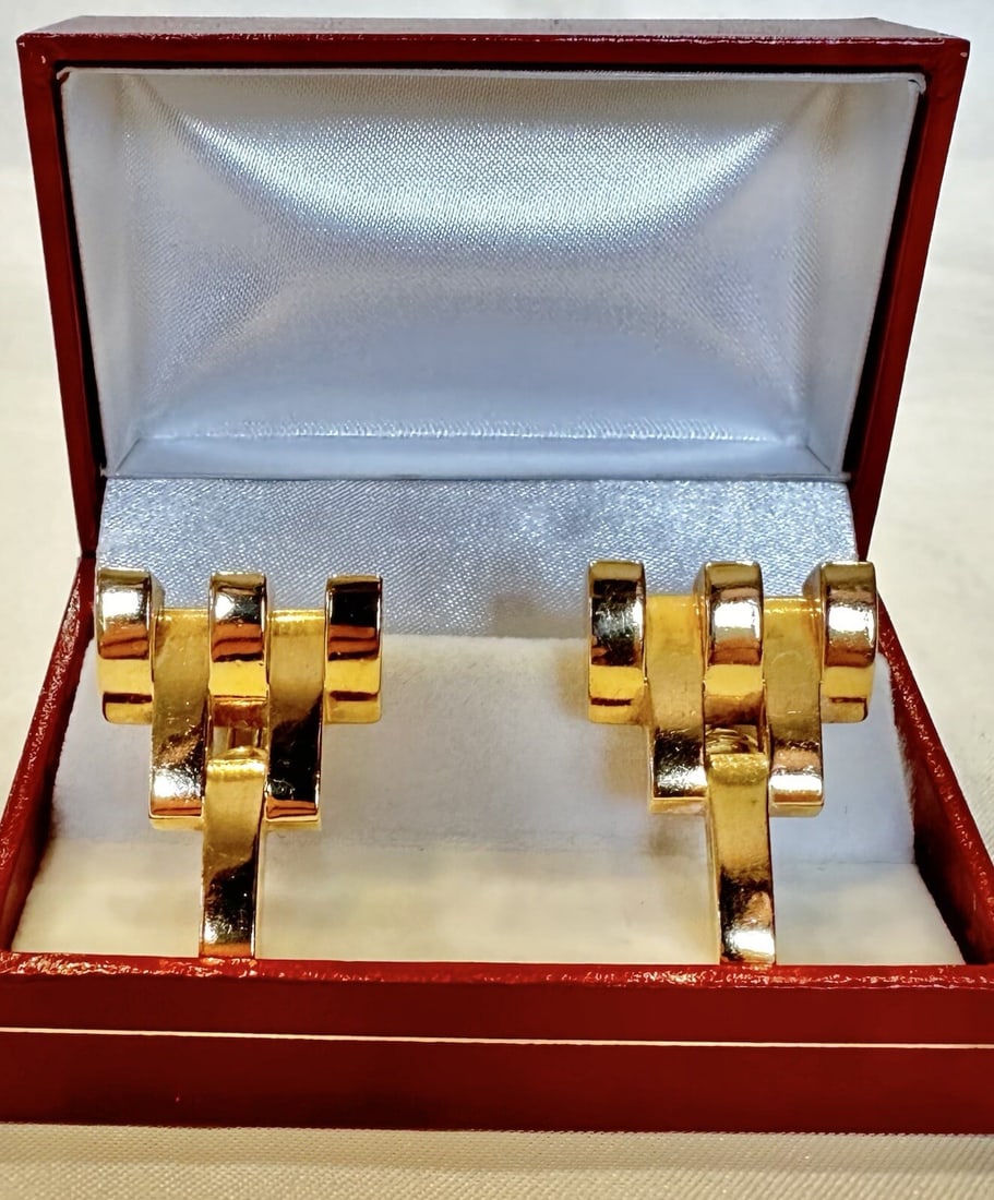 Elegant 14K Gold Cuff Earrings with Enamel Detail: Elegant 14K Gold Cuff Earrings with Enamel Detail Experience elegance with this stunning pair of 14K gold cuff earrings, crafted with meticulous attention to detail. These earrings showcase a beautifu