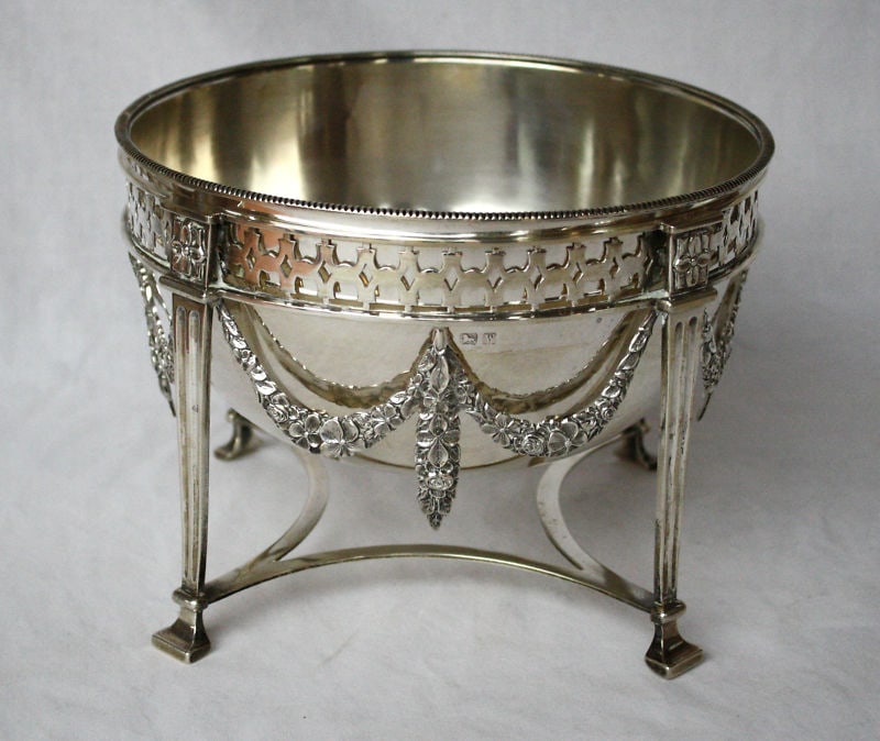1915 English Sterling Silver Art Nouveau Center Piece 2 Pieces: 1915 English Sterling Silver Art Nouveau Center Piece 2 Pieces Presenting a magnificent 1915 English sterling silver center piece that exhibits exceptional detail and design paired with a beautiful pa