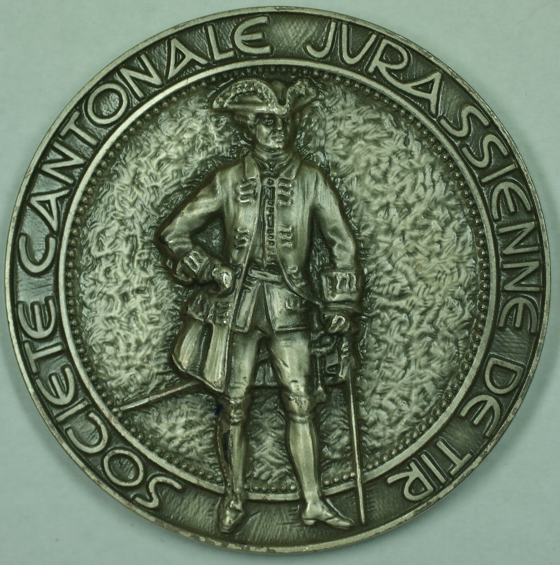 Swiss Cantonale Silver Shooting Medal with Original Case: Swiss Cantonale Silver Shooting Medal with Original Case This un-used Swiss Cantonale Shooting Medal is crafted from silver and comes in its original case. Issued in Switzerland, this medal has a diam