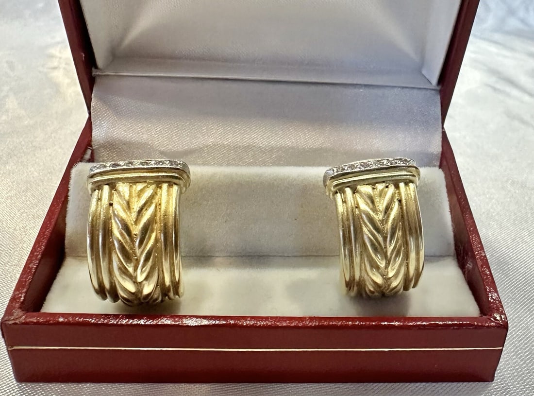 Stunning 14K Yellow Gold Diamond Earrings with Clip Style: Stunning 14K Yellow Gold Diamond Earrings with Clip Style Enhance your elegance with this stunning pair of 14K yellow gold diamond earrings. Weighing 13.60 grams, these earrings feature approximately