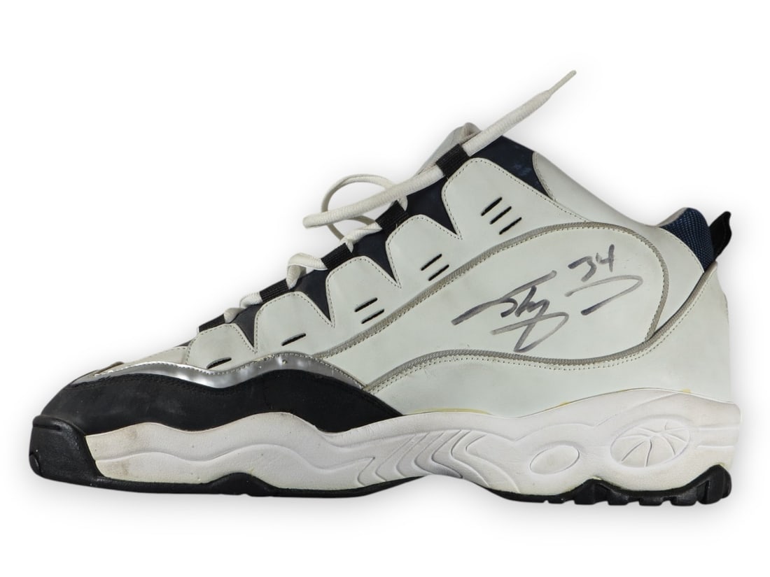 Shaquille O'Neal Autographed Shoe Lakers Heat Beckett Authenticated: Shaquille O'Neal Autographed Shoe Lakers Heat Beckett Authenticated This is an original autographed shoe by NBA legend Shaquille O'Neal, showcasing his connection to both the Los Angeles Lakers and th