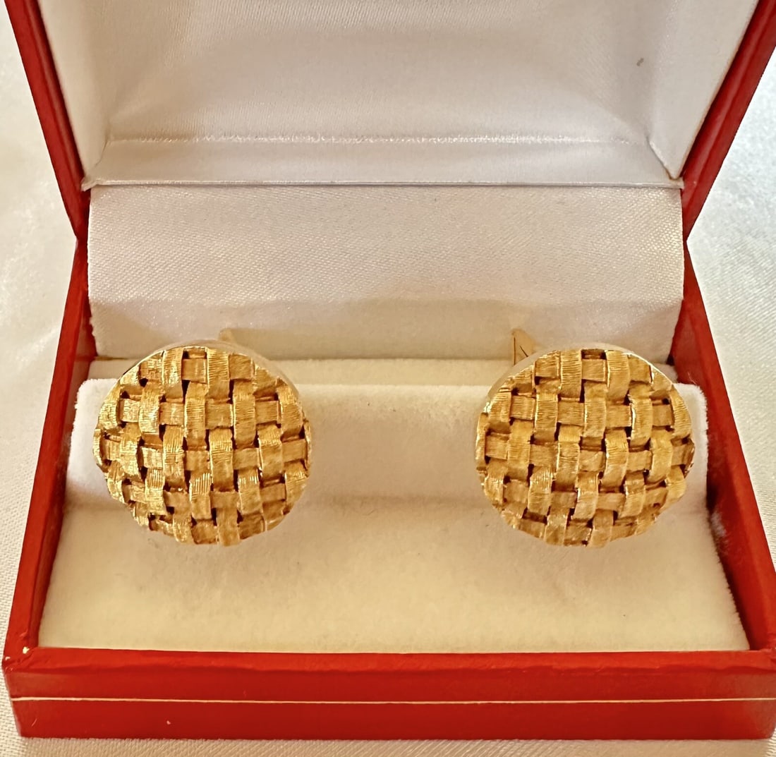 Exquisite 14K Yellow Gold Cufflinks with Signature Details: Exquisite 14K Yellow Gold Cufflinks with Signature Details Introducing a magnificent pair of cufflinks crafted in 14K yellow gold. Each cufflink showcases exquisite detail, design, and workmanship, ma