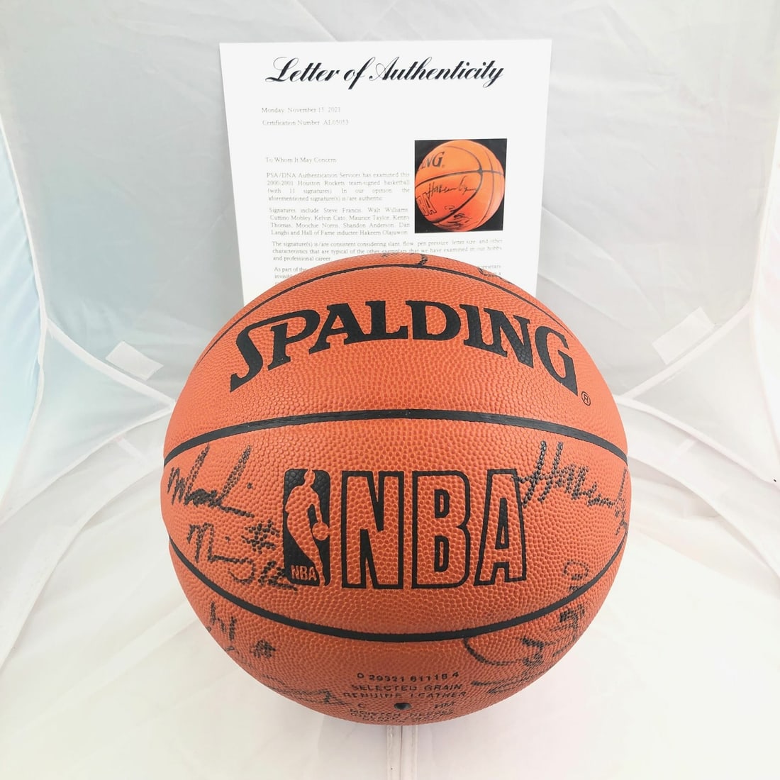 2000-2001 Houston Rockets Signed Basketball with Olajuwon PSA Authenticated: 2000-2001 Houston Rockets Signed Basketball with Olajuwon PSA Authenticated This is a remarkable Spalding Basketball signed by the 2000-2001 Houston Rockets, featuring a total of 11 signatures, includ
