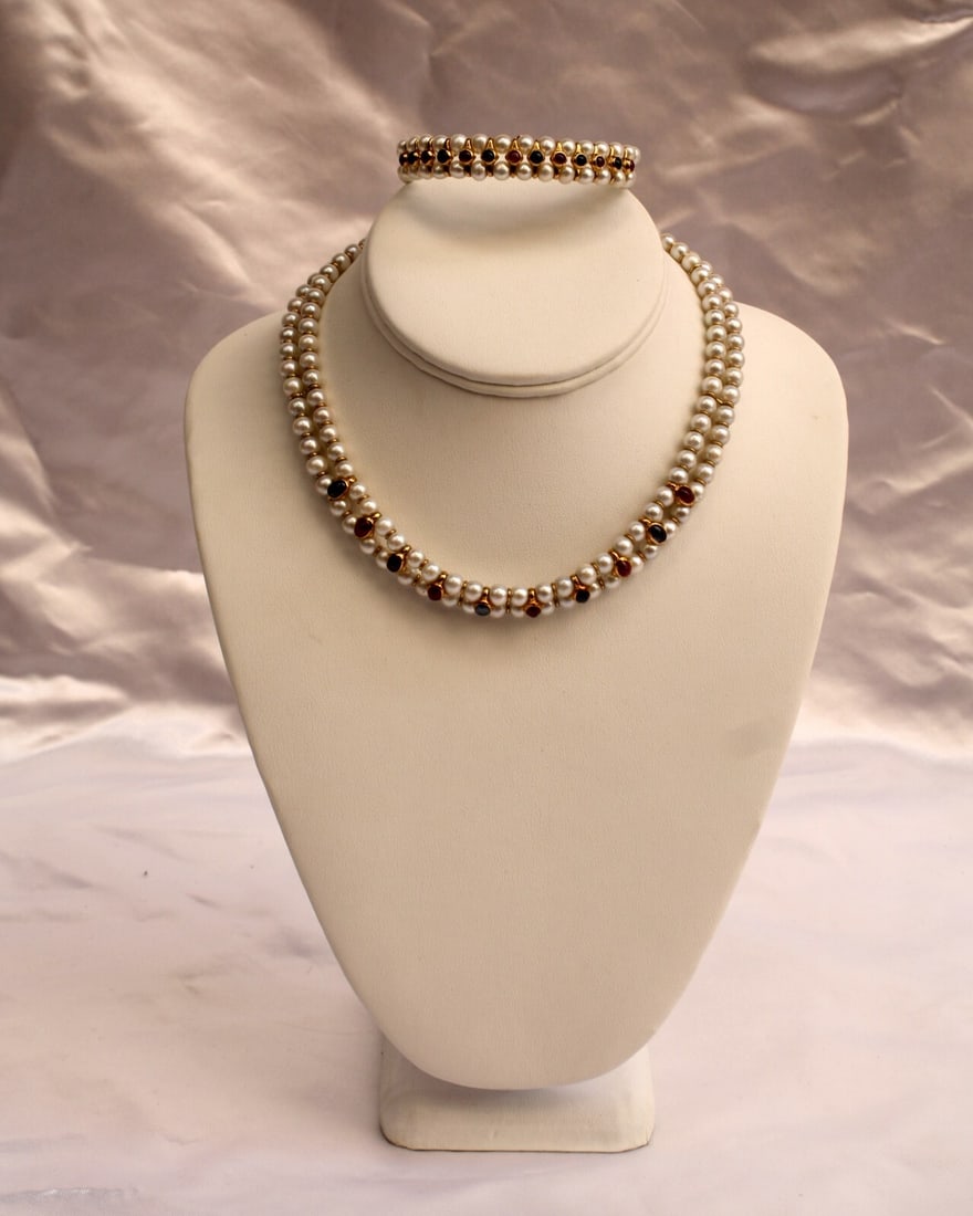 French 18K Gold Ruby Sapphire Pearl Jewelry Set Necklace Bracelet: French 18K Gold Ruby Sapphire Pearl Jewelry Set Necklace Bracelet Experience the elegance of this exquisite French jewelry set, featuring an 18K yellow gold necklace and bracelet adorned with vibrant