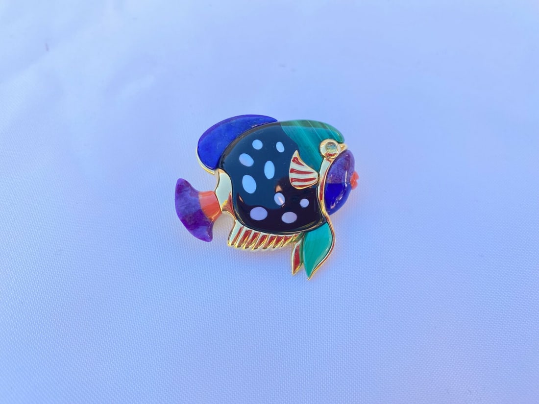 Asch Grossbardt 14K Gold Fish Brooch with Emerald and Multi-Stone Design: Asch Grossbardt 14K Gold Fish Brooch with Emerald and Multi-Stone Design Discover a stunning brooch featuring a beautifully designed fish motif, crafted by renowned New York designer Asch Grossbardt.