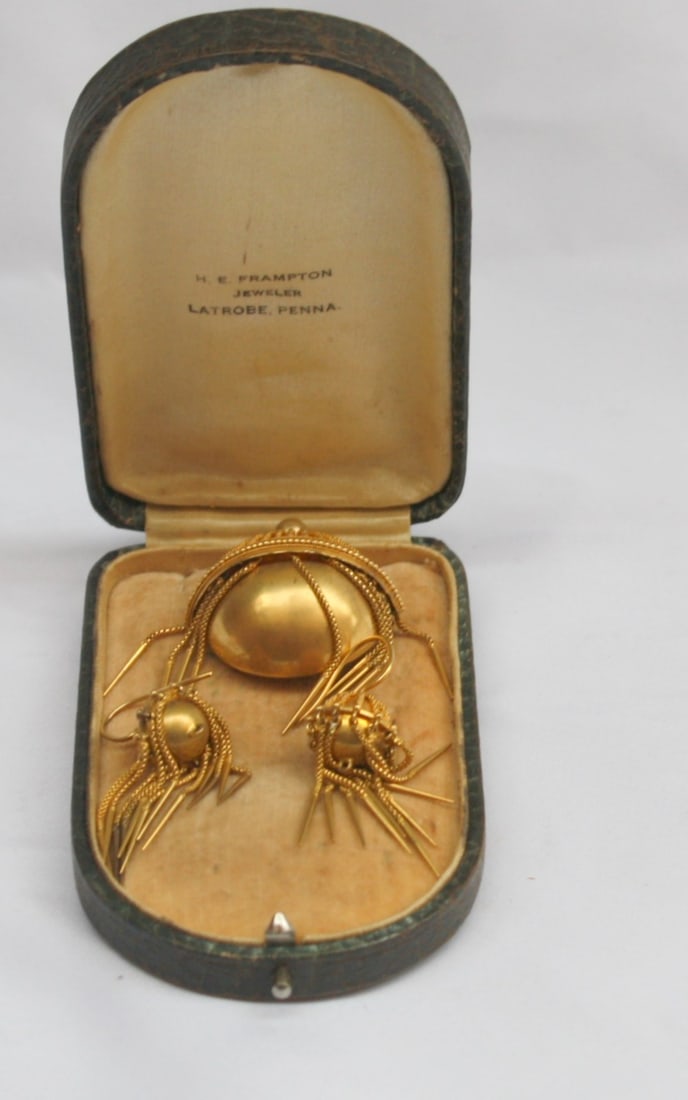 Victorian French 18K Gold Jewelry Set Earrings Pendant Brooch with Box: Victorian French 18K Gold Jewelry Set Earrings Pendant Brooch with Box Discover a stunning Victorian French jewelry set featuring a pair of earrings and a pendant or brooch, all crafted from luxurious