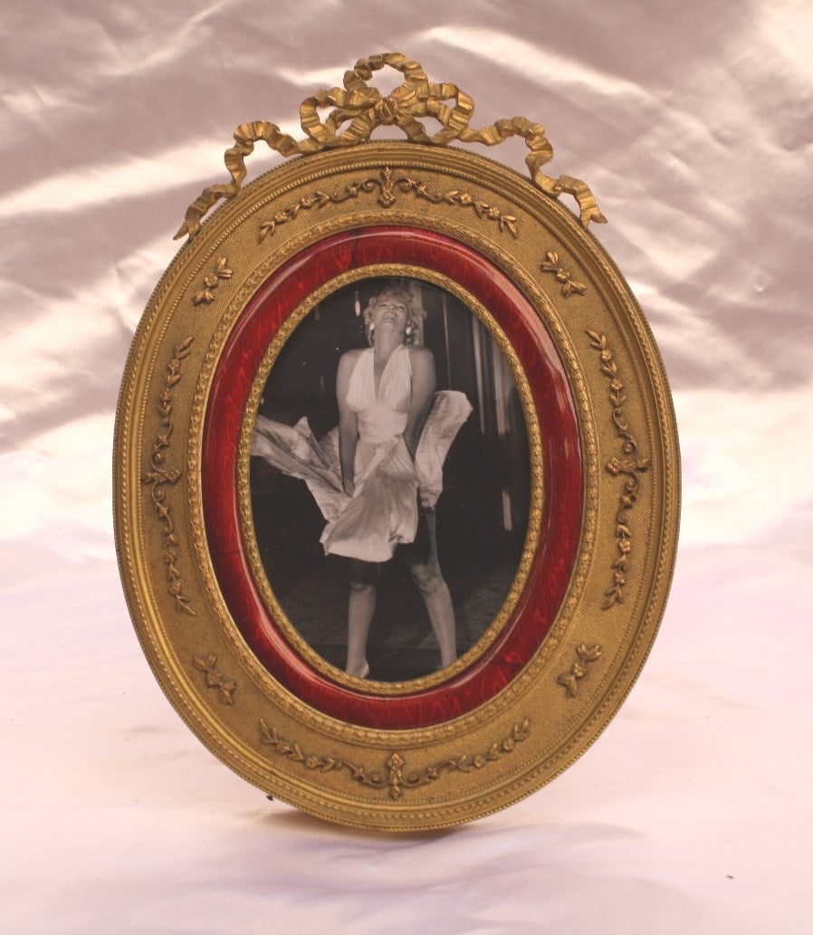 1900 French Enameled Bronze Oval Picture Frame 8.5 in Tall: 1900 French Enameled Bronze Oval Picture Frame 8.5 in Tall Presenting a stunning original 1900 French enameled bronze picture frame, showcasing exquisite detail, design, and craftsmanship. This elegan