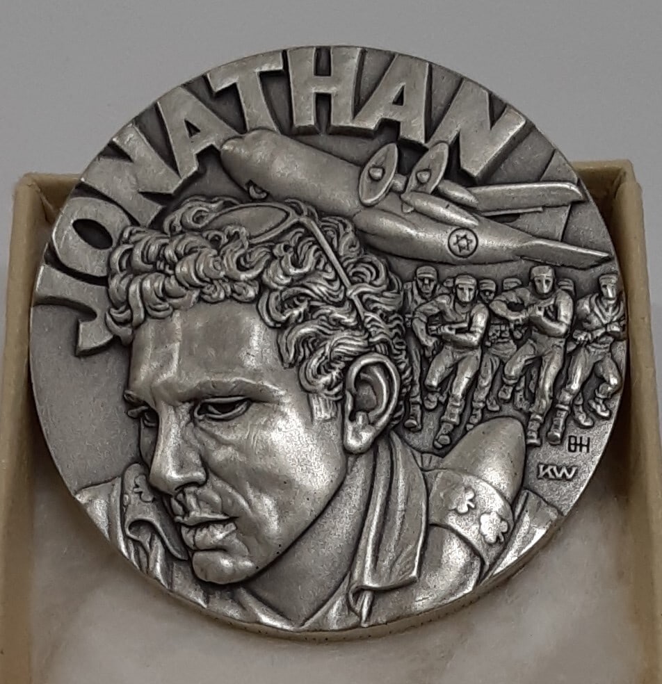 Jonathan Netanyahu 1976 .999 Silver 38mm Commemorative Medal 32.6g: Jonathan Netanyahu 1976 .999 Silver 38mm Commemorative Medal 32.6g This 1976 commemorative medal honors the memory of Jonathan Netanyahu. Struck by the Medallic Art Company in the United States, the m