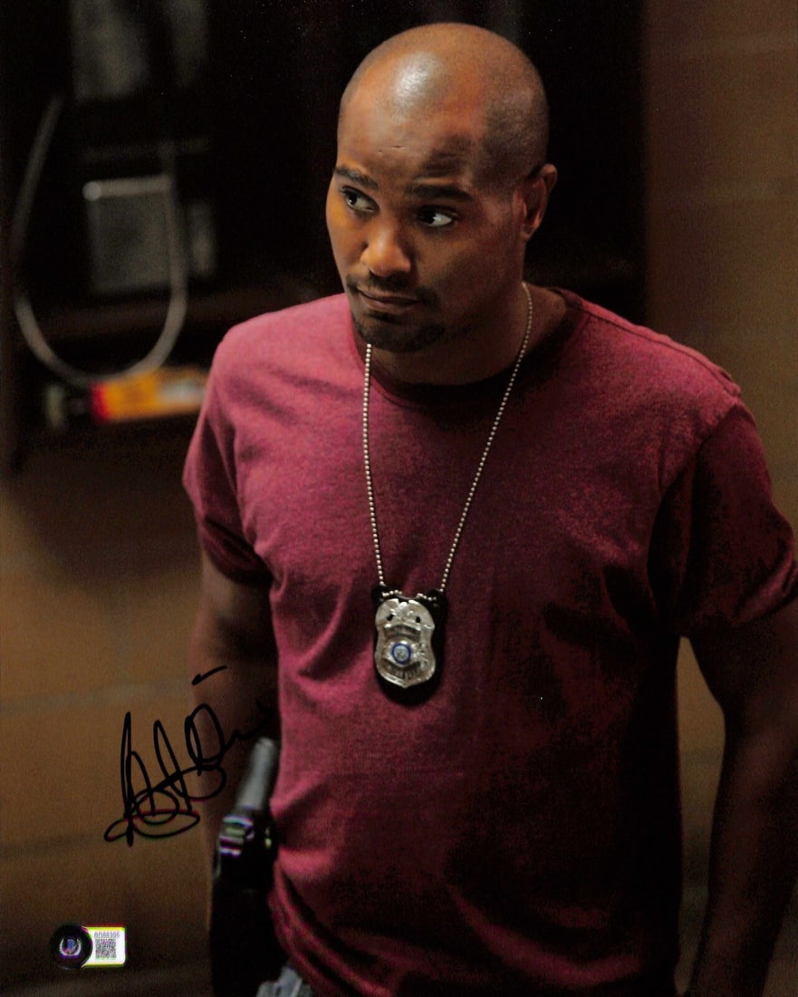 Seth Gilliam Signed 11x14 Photo from The Wire BAS Certified: Seth Gilliam Signed 11x14 Photo from The Wire BAS Certified This is an 11x14 photograph autographed by actor Seth Gilliam, known for his role as Sergeant Ellis Carver in the acclaimed TV drama The Wir