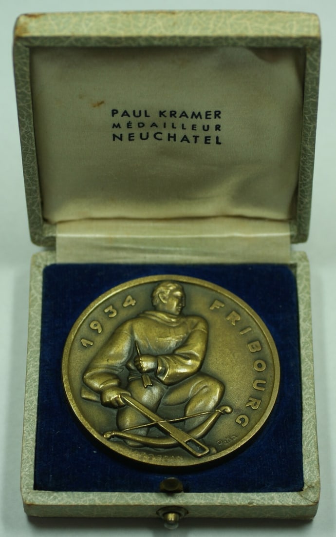 Peka Swiss Shooting Medal 1934 Fribourg with Original Case Uncirculated: Peka Swiss Shooting Medal 1934 Fribourg with Original Case Uncirculated This 1934 Swiss Shooting Medal from Fribourg, Switzerland, is an uncirculated collectible presented in its original case. The me