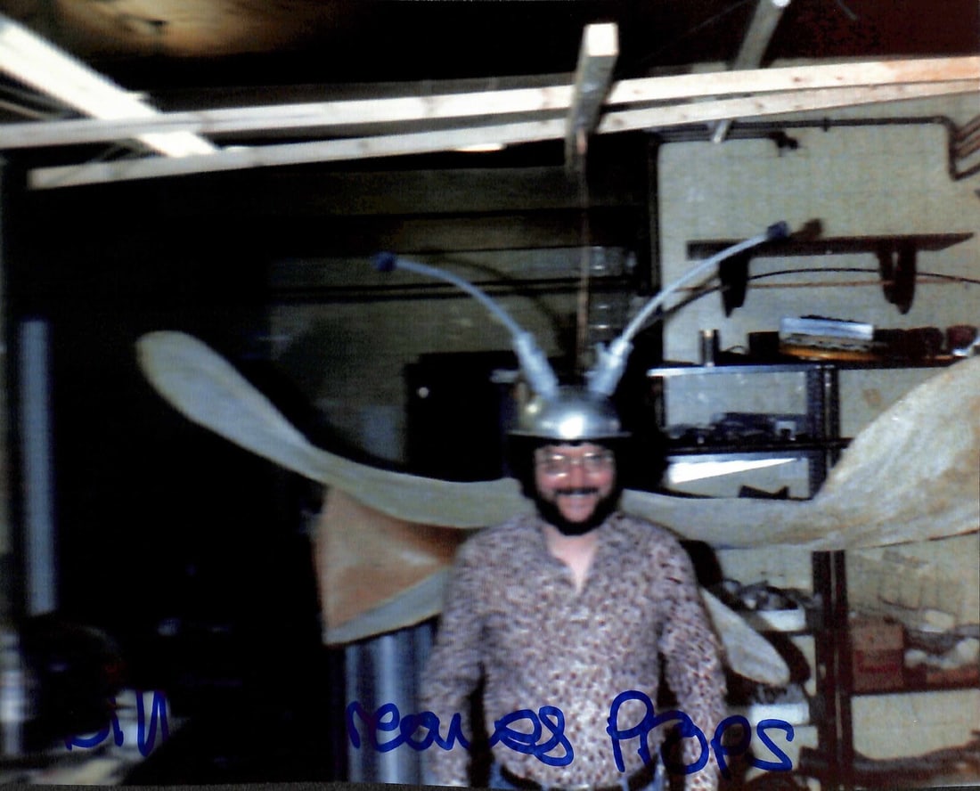 Bill Hargreaves Signed 8x10 Star Wars Photo Certified by Beckett: Bill Hargreaves Signed 8x10 Star Wars Photo Certified by Beckett This is an authentic autographed 8x10 color photograph signed by Bill Hargreaves, the esteemed prop maker known for his work on the Bou