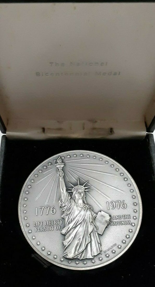 75mm Silver Bicentennial Medal Statue of Liberty 1976 U.S. Mint with Box: 75mm Silver Bicentennial Medal Statue of Liberty 1976 U.S. Mint with Box This 1976 Statue of Liberty Bicentennial Medal is crafted from sterling silver and was produced by the U.S. Mint to commemorate