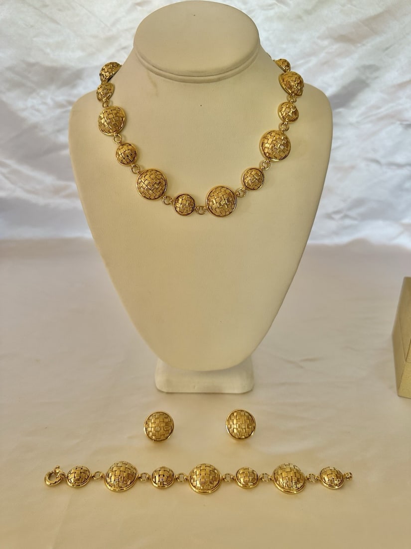 Italian 14K Yellow Gold 3 Piece Jewelry Set Necklace Bracelet Earrings: Italian 14K Yellow Gold 3 Piece Jewelry Set Necklace Bracelet Earrings This exquisite Italian jewelry set features a stunning 14K yellow gold design, showcasing exceptional detail and craftsmanship. T