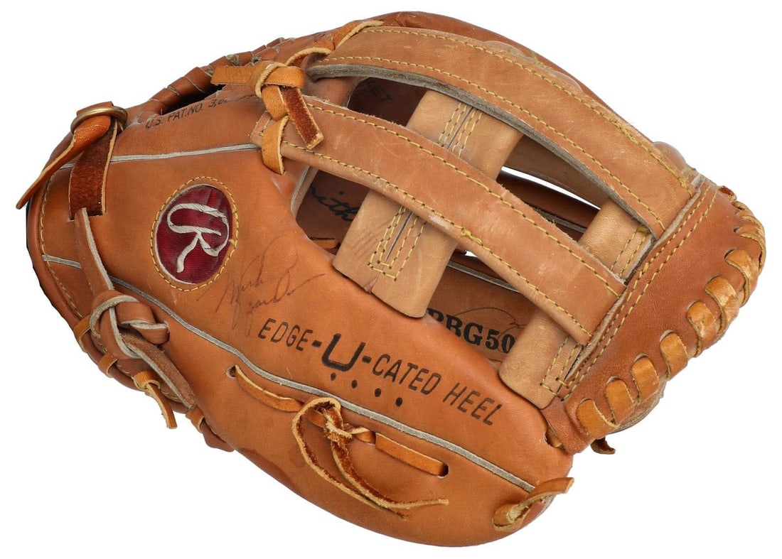 Michael Jordan Signed Rawlings Ozzie Smith Glove with JSA COA: Michael Jordan Signed Rawlings Ozzie Smith Glove with JSA COA This authentic Rawlings baseball glove, a player model associated with Hall of Famer Michael Jordan, showcases a unique piece of sports me