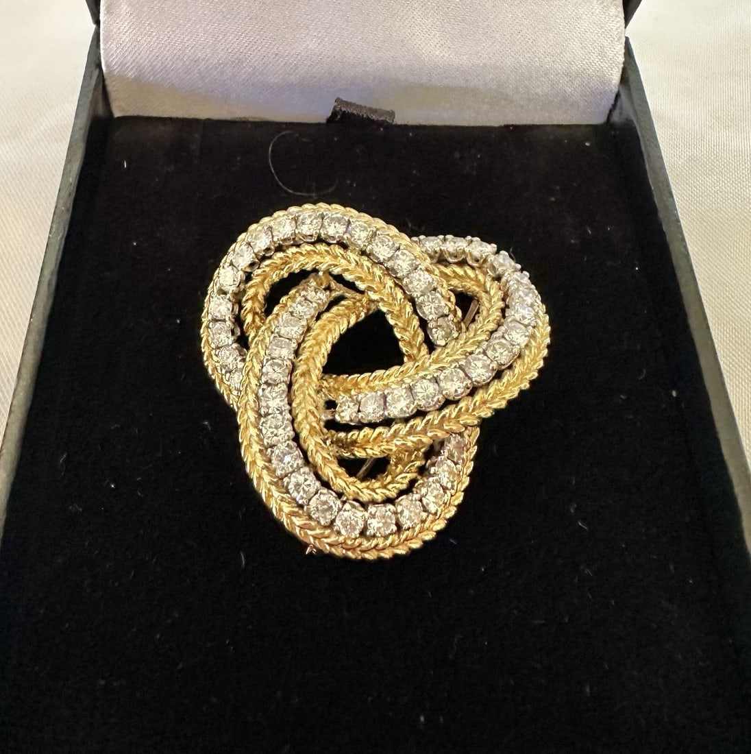 Elegant French 18K Yellow Gold Diamond Brooch 2.20ct GSI: Elegant French 18K Yellow Gold Diamond Brooch 2.20ct GSI This exquisite French brooch is crafted from 18K yellow gold and adorned with approximately 2.20ct of GSI diamonds. Weighing 17.50 grams and me