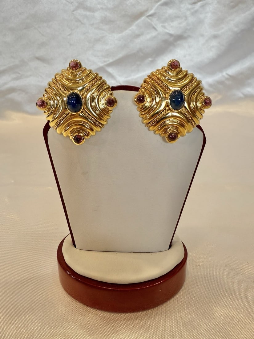 Italian 18K Yellow Gold Sapphire Rhodolite Garnet Cuff Earrings: Italian 18K Yellow Gold Sapphire Rhodolite Garnet Cuff Earrings Discover this exquisite pair of Italian earrings, crafted in luxurious 18k yellow gold and adorned with stunning sapphires and rhodolite