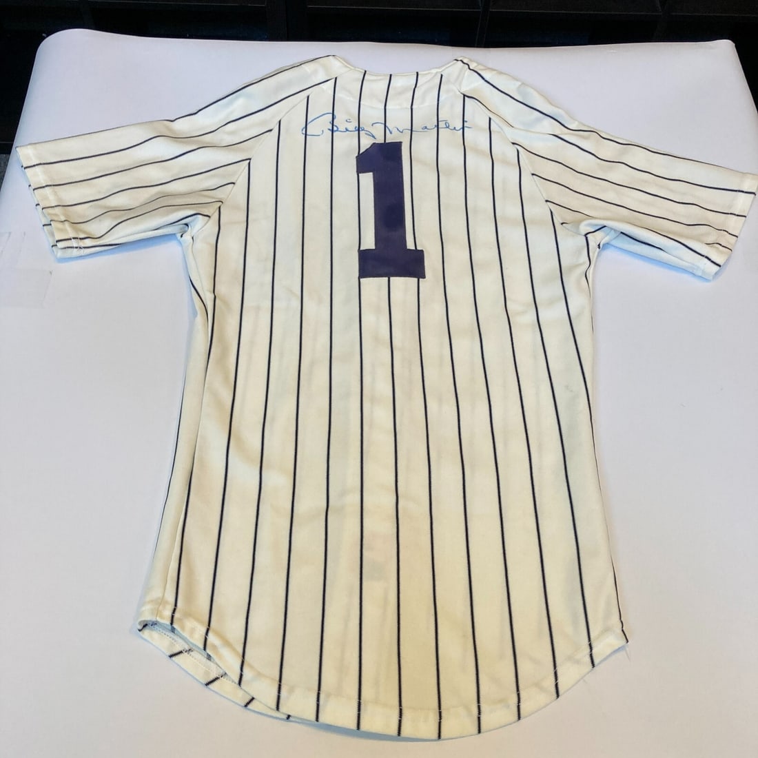 Billy Martin Signed 1970s New York Yankees Jersey JSA Authenticated: Billy Martin Signed 1970s New York Yankees Jersey JSA Authenticated This is a rare, vintage 1970's New York Yankees jersey signed by the legendary player Billy Martin. The jersey has been authenticate