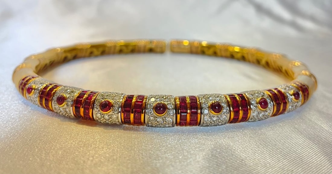 Sendon 18K Yellow Gold Diamond Ruby Collar Necklace Signed: Sendon 18K Yellow Gold Diamond Ruby Collar Necklace Signed Discover this exquisite 18K yellow gold collar necklace, a stunning piece that features a captivating design and exceptional craftsmanship. A
