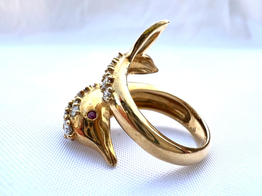18K Yellow Gold Dolphin Ring with 1 ct GSI Diamonds Size 6.25: 18K Yellow Gold Dolphin Ring with 1 ct GSI Diamonds Size 6.25 This exquisite 18K yellow gold ring features a stunning dolphin design adorned with approximately 1 ct of GSI diamonds, showcasing excepti
