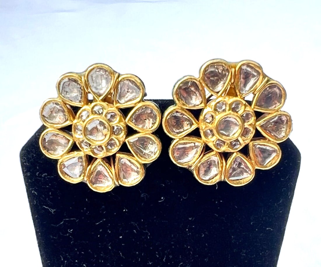 Vintage Indian 18K Gold Diamond Earrings 6.8 ct Enamel Detail: Vintage Indian 18K Gold Diamond Earrings 6.8 ct Enamel Detail Discover a stunning pair of Indian earrings from the 1950s, crafted from 18K yellow gold and adorned with exquisite enamel detailing. Thes