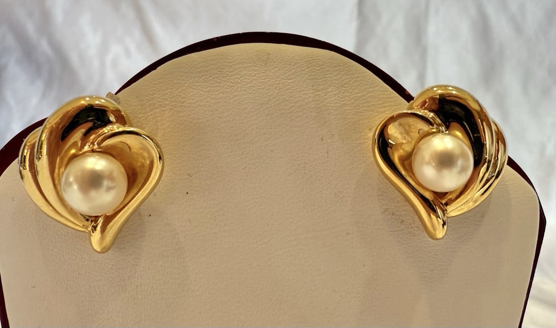 Elegant 18K Yellow Gold Heart Earrings with Pearls: Elegant 18K Yellow Gold Heart Earrings with Pearls Elevate your elegance with this stunning pair of heart earrings, crafted from 18K yellow gold. Each earring features a beautifully detailed design sh