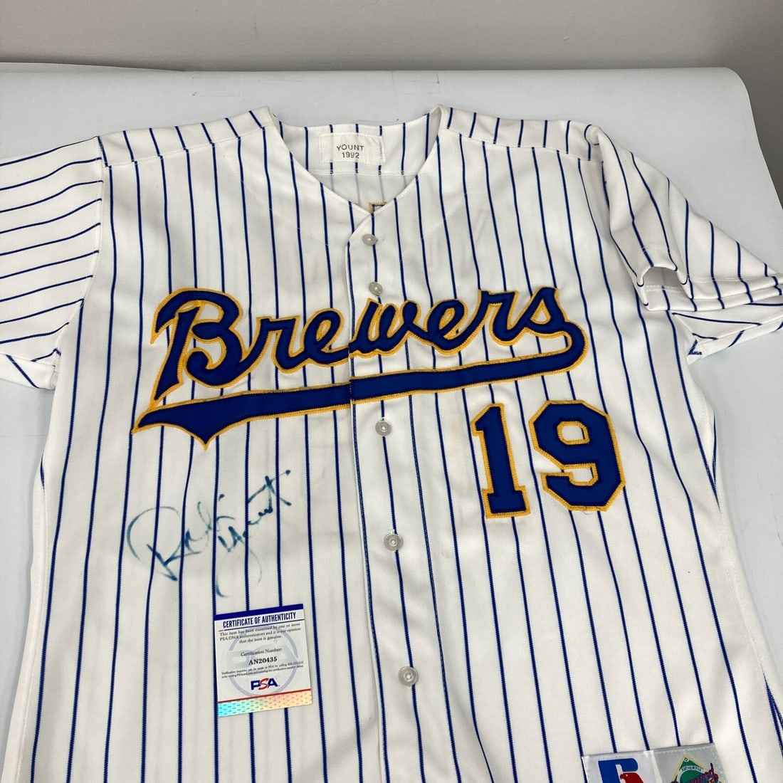 Robin Yount 1992 Game Issued Jersey Signed PSA DNA MEARS COA Milwaukee Brewers: Robin Yount 1992 Game Issued Jersey Signed PSA DNA MEARS COA Milwaukee Brewers This is a 1992 game-issued jersey from the Milwaukee Brewers, signed by the legendary player Robin Yount. The jersey come