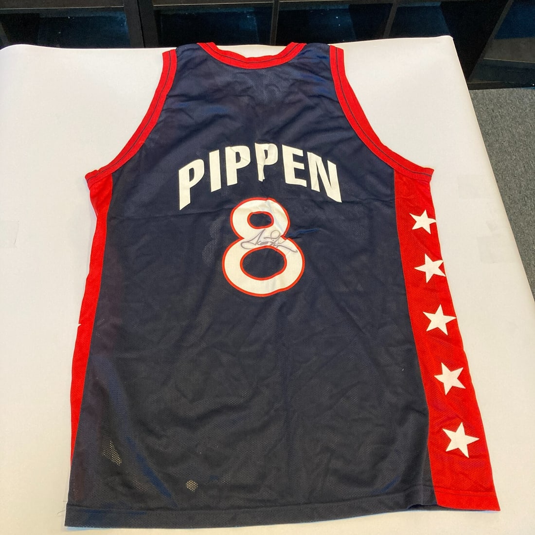 Scottie Pippen 1996 Team USA Signed Jersey Beckett Authentic: Scottie Pippen 1996 Team USA Signed Jersey Beckett Authentic Celebrate the legacy of basketball legend Scottie Pippen with this authentic 1996 Team USA Olympics jersey, boldly signed by Pippen himself