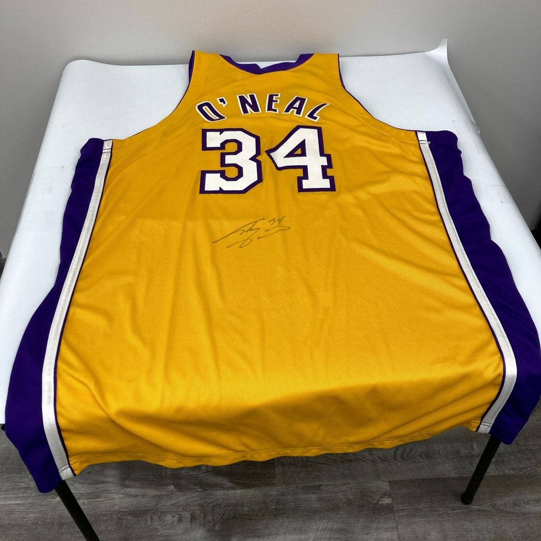2003-04 Shaquille O'Neal Lakers Signed Game Used Jersey MEARS COA: 2003-04 Shaquille O'Neal Lakers Signed Game Used Jersey MEARS COA This authentic 2003-04 Shaquille O'Neal Los Angeles Lakers game-used jersey is a must-have for any basketball fan or collector. The je