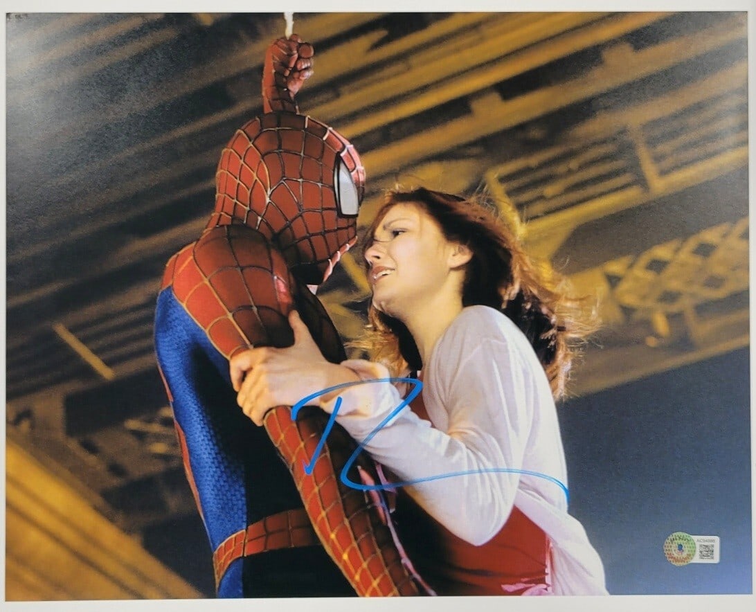 Tobey Maguire Signed Spider-Man 11x14 Photo Authenticated by Beckett: Tobey Maguire Signed Spider-Man 11x14 Photo Authenticated by Beckett This is an original 11x14 photograph featuring Tobey Maguire's autograph from the iconic movie Spider-Man. The signature has been a