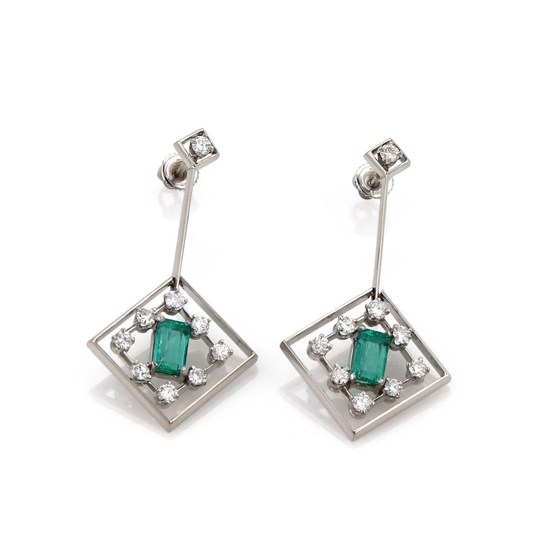 Elegant 14k White Gold Diamond Emerald Rhombus Dangle Earrings: Elegant 14k White Gold Diamond Emerald Rhombus Dangle Earrings This elegant vintage pair of earrings features a stunning design crafted from 14k white gold. The earrings are shaped in a dangling rhomb