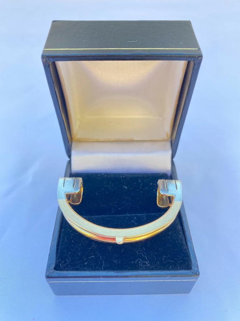 French 18K Yellow Gold Signed Money Clip with Hallmark: French 18K Yellow Gold Signed Money Clip with Hallmark This exquisite French money clip is crafted from 18K yellow gold, showcasing the fine artistry and detail characteristic of French workmanship. M