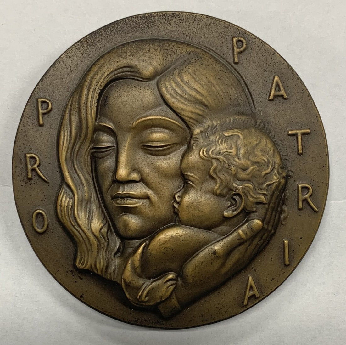 Bronze Pro Patria Medal 3 Inch Society of Medalists 23rd Issue: Bronze Pro Patria Medal 3 Inch Society of Medalists 23rd Issue This is the Society of Medalists 23rd Issue Pro Patria medal, crafted in bronze. Produced in the United States, this collectible medal me