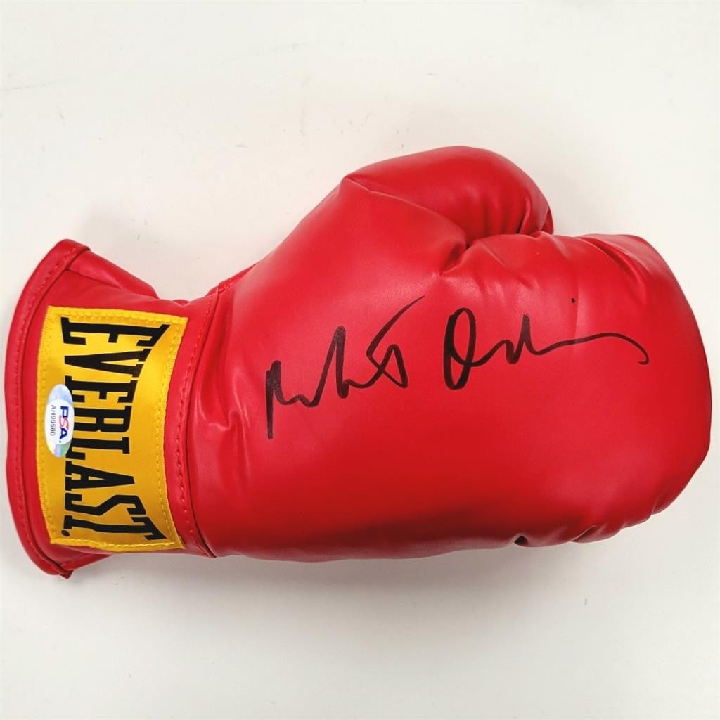 Robert De Niro Signed Boxing Glove Raging Bull PSA Authenticated: Robert De Niro Signed Boxing Glove Raging Bull PSA Authenticated This is an authentic boxing glove signed by the legendary actor Robert De Niro, known for his iconic role in the film "Raging Bull." Th